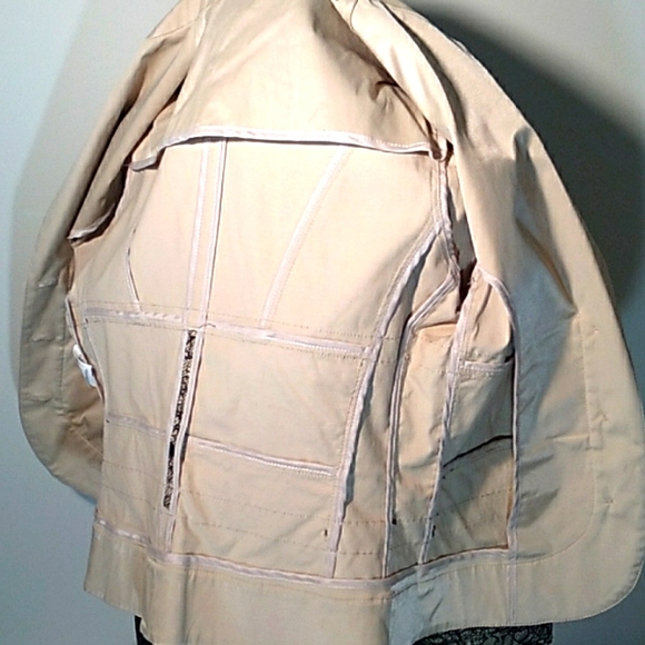 Beautiful Blazer Grazie Made in Italy. Beige with Lace on bodice and cuffs. - Picture 9 of 10